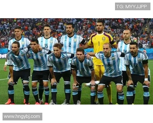 足球明星绅士风范正装魅力展现时刻的精彩瞬间与时尚品味